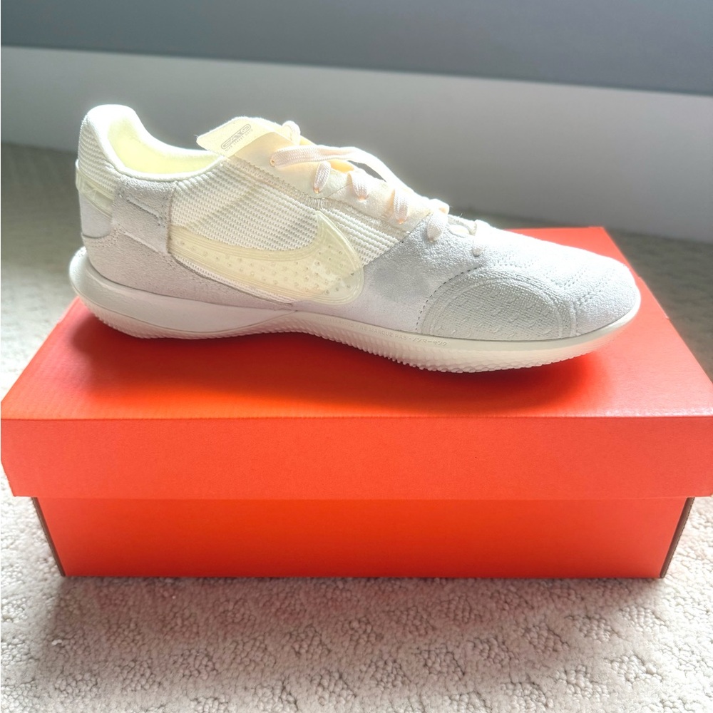 Nike Size 7 Men's Streetgato Indoor Soccer Shoes